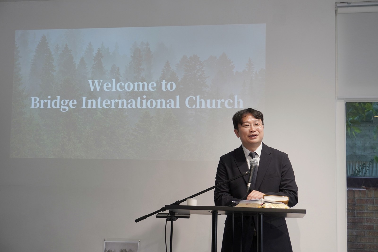 Rev. E.K. Park preaching
